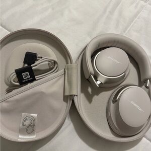 Bose Noise-Cancelling Headphones in Cream